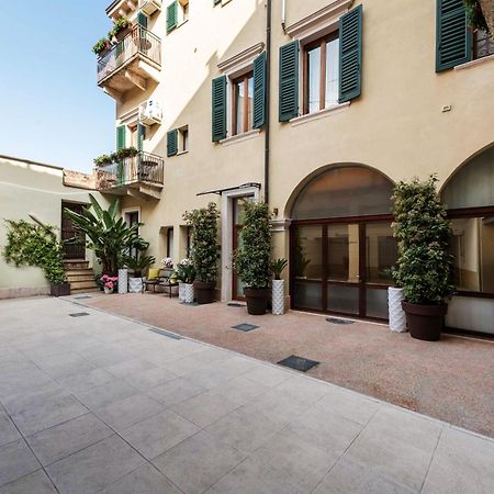 Palazzo Ristori Apartment เวโรนา ภายนอก รูปภาพ
