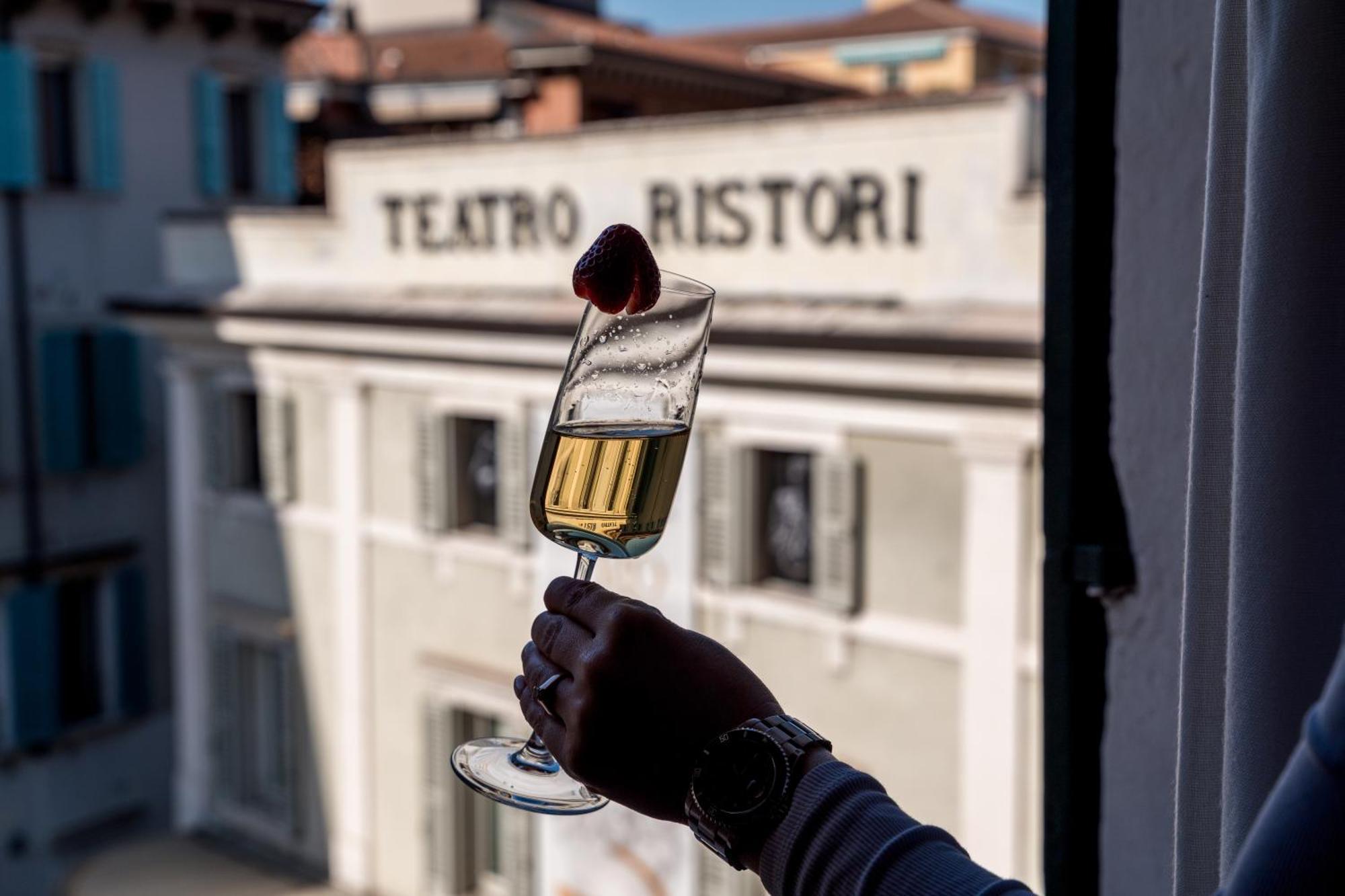 Palazzo Ristori Apartment เวโรนา ภายนอก รูปภาพ
