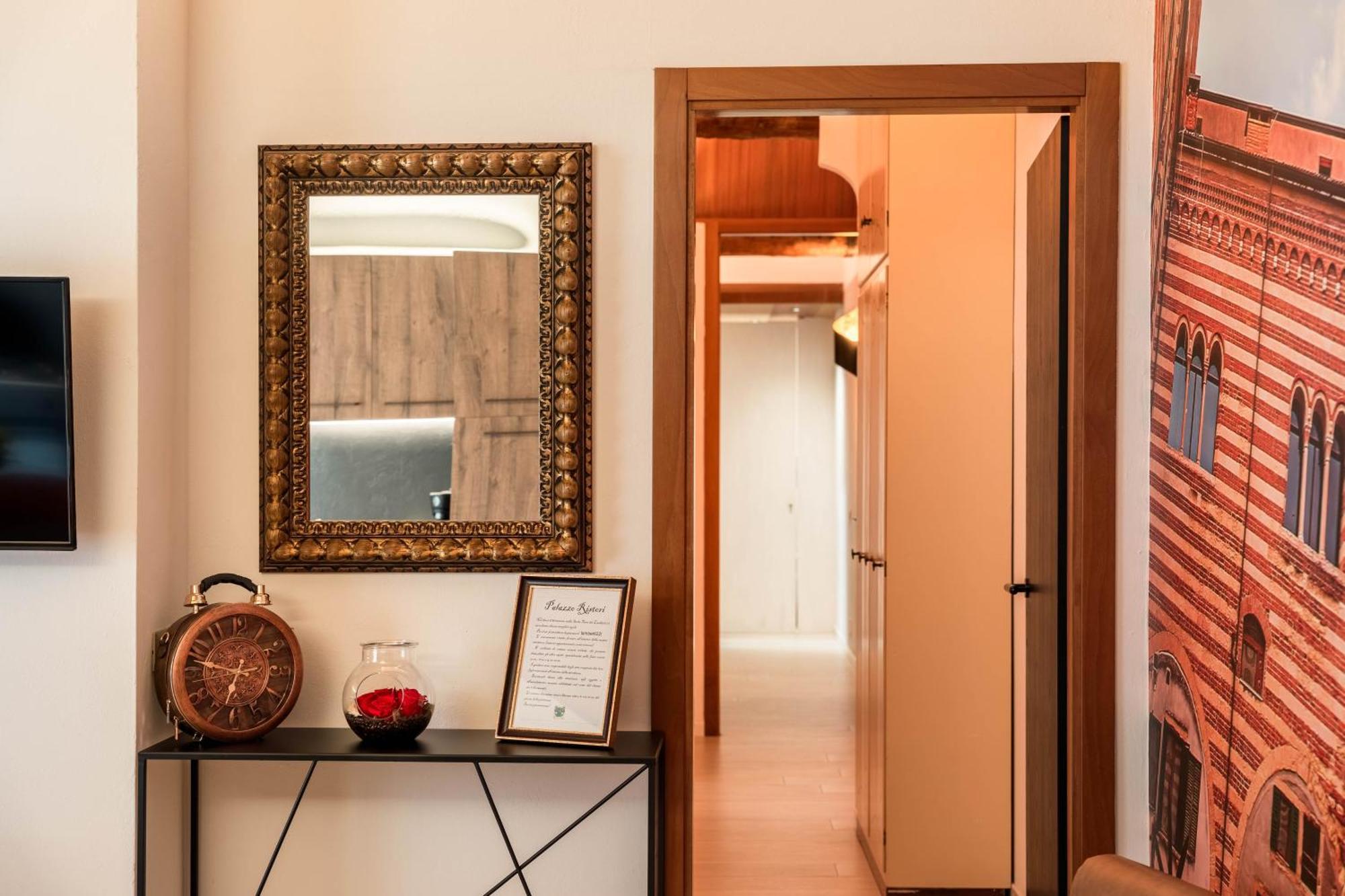 Palazzo Ristori Apartment เวโรนา ภายนอก รูปภาพ