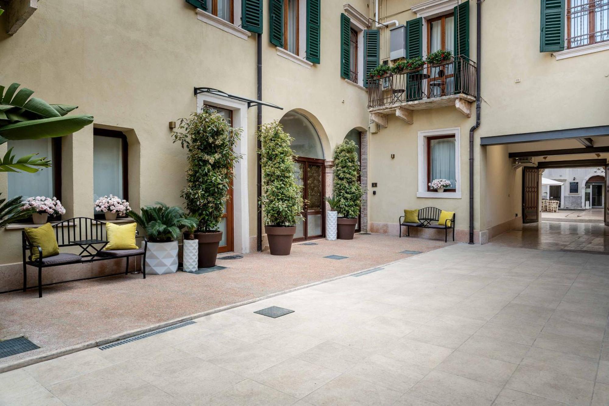 Palazzo Ristori Apartment เวโรนา ภายนอก รูปภาพ